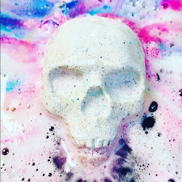 COPY - Jumbo rainbow skull bath bomb - Picture 3 of 5